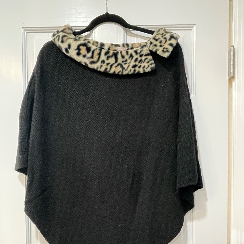 Chico’s Poncho Faux Fur leopard collar  EUC